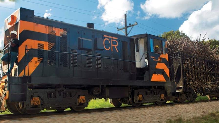 Trabajadores movilizan ferrocarril con caña de azúcar en Central Romana. (FUENTE EXTERNA Diario Libre)